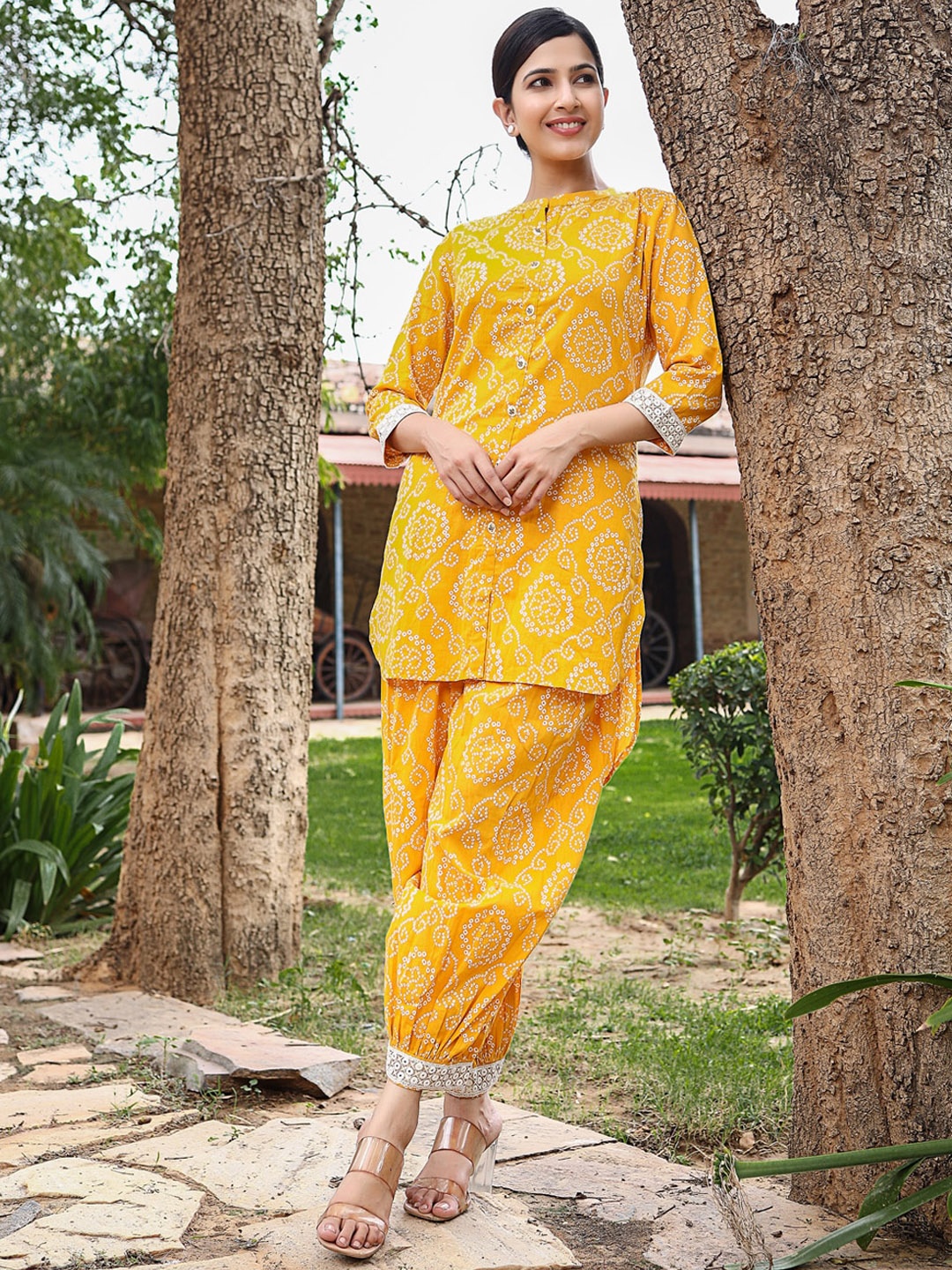 

AMIRAS INDIAN ETHNIC WEAR Bandhani Printed Pure Cotton Straight Kurta With Trousers, Mustard