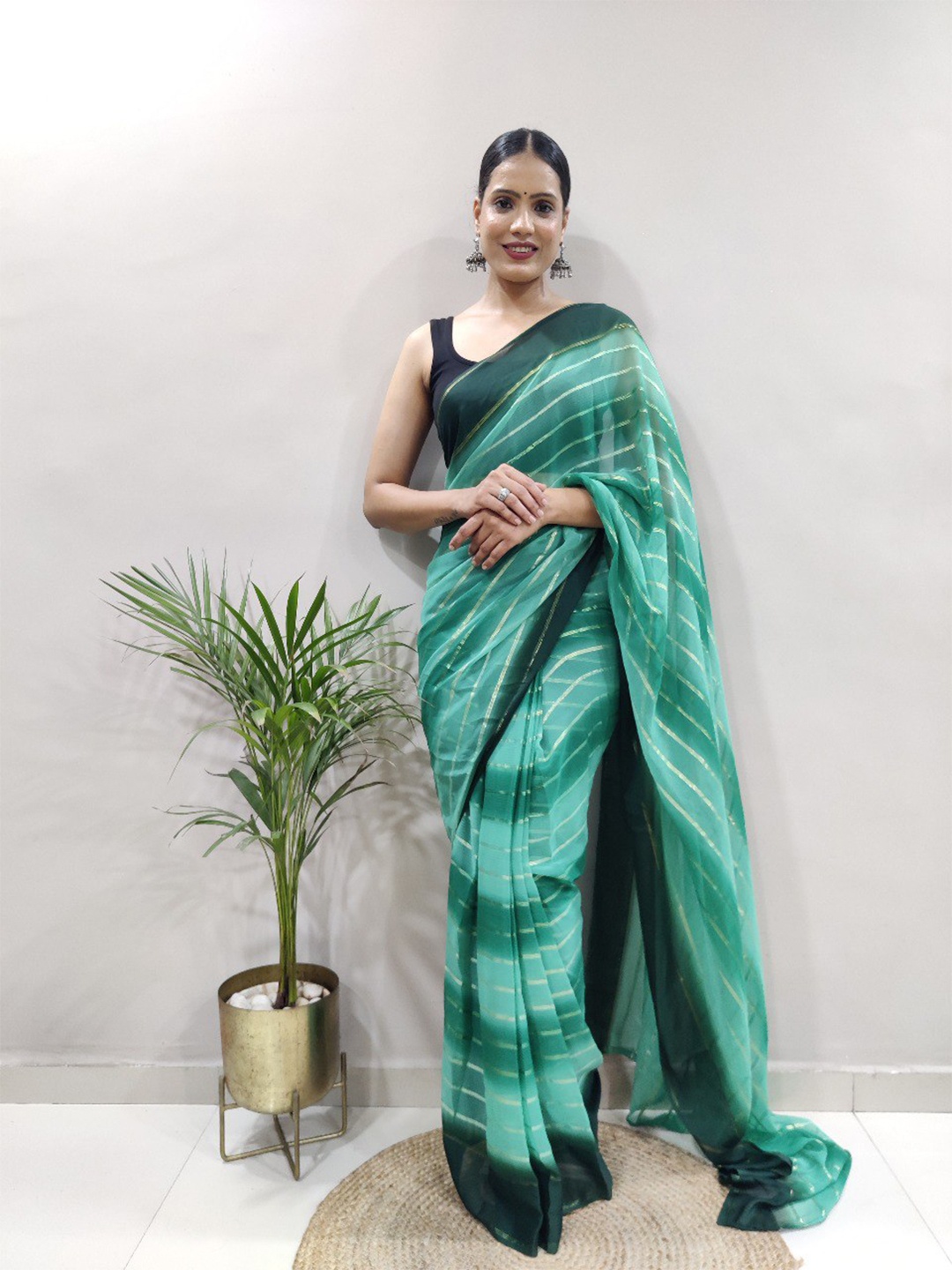 

VEERAX Pure Georgette Ready to Wear Saree, Green