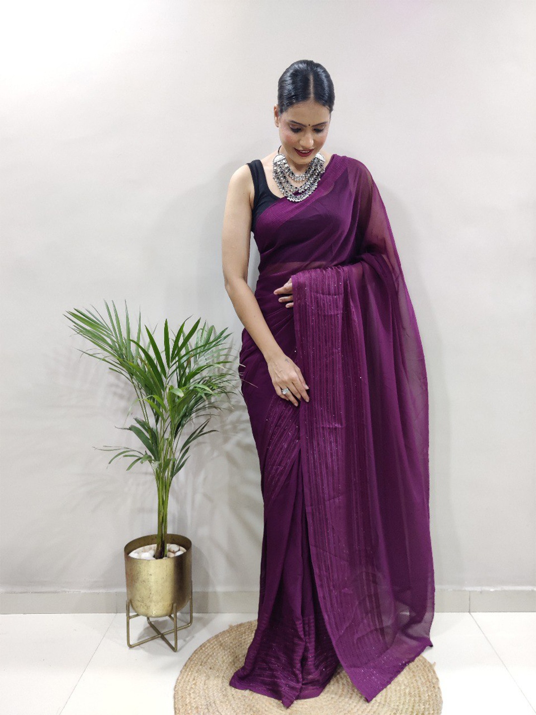 

VEERAX Striped Sequinned Saree, Purple