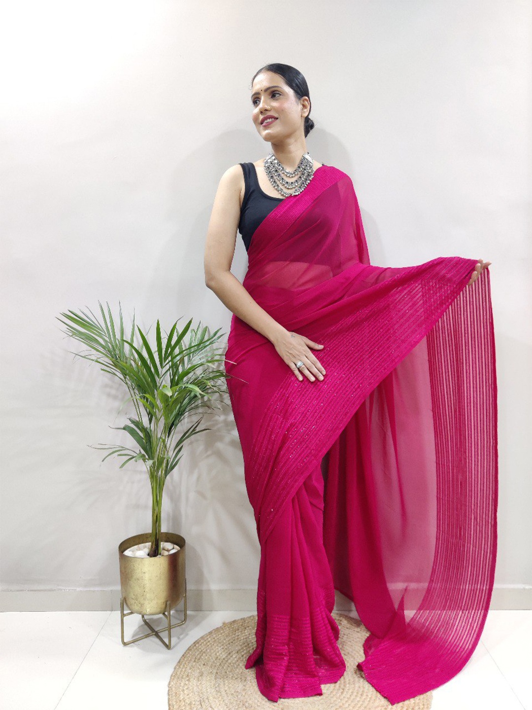 

VEERAX Striped Sequinned Saree, Pink