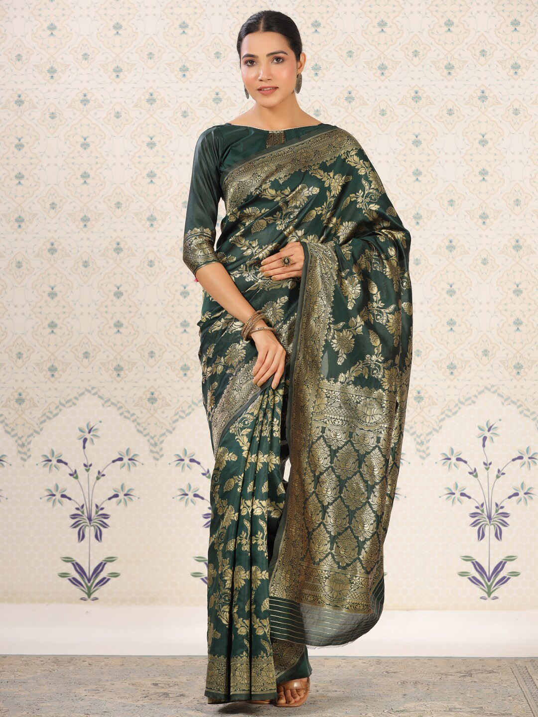 

Ode by House of Pataudi Green & Gold-Toned Floral Woven Design Zari Banarasi Saree