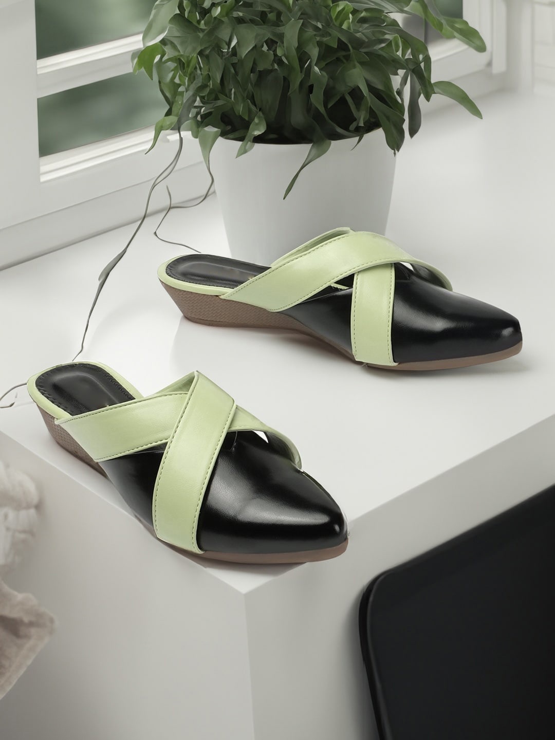 

FEET RUNNER Colourblocked Pointed Toe Slip-On Mules, Olive