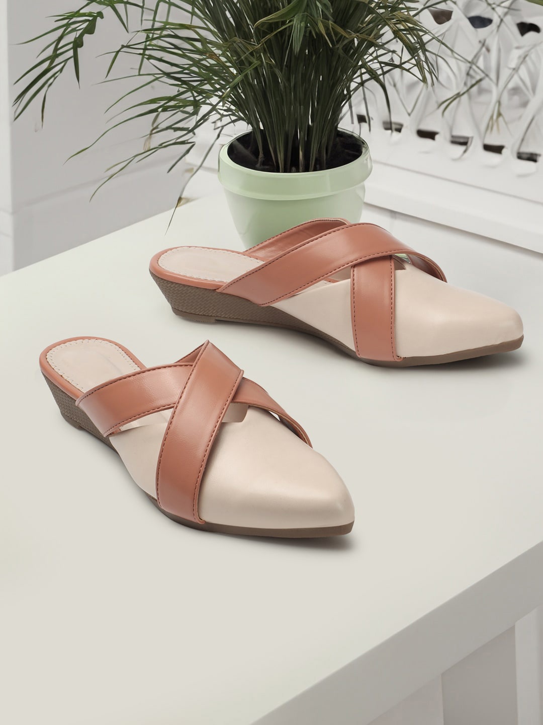 

FEET RUNNER Colourblocked Pointed Toe Slip-On Mules, Peach