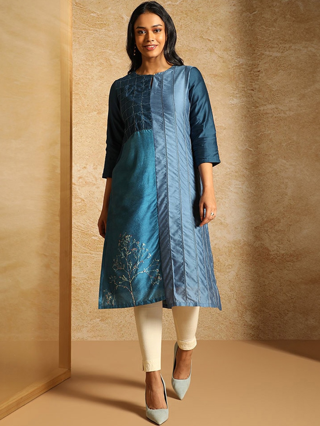 

Taneira Floral Embroidered Cotton Silk Straight Kurta, Blue