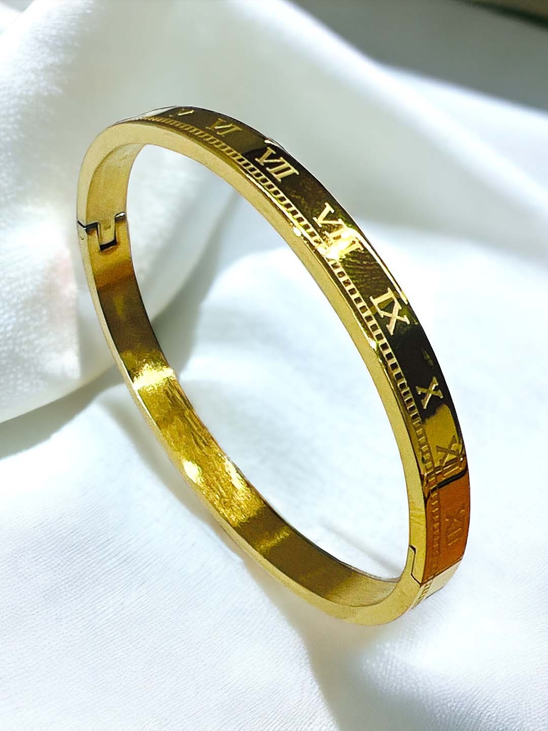 

MYKI Women Gold-Toned Gold-Plated Kada Bracelet