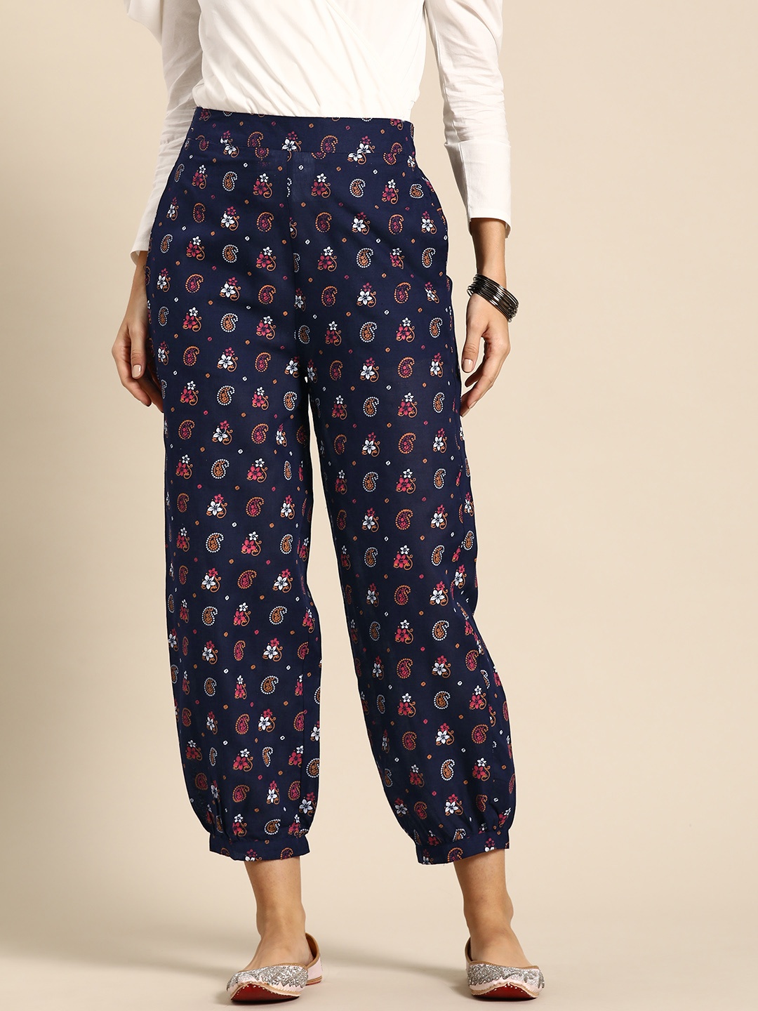 

Sangria Women Ethnic Motifs Printed Cropped Joggers, Navy blue