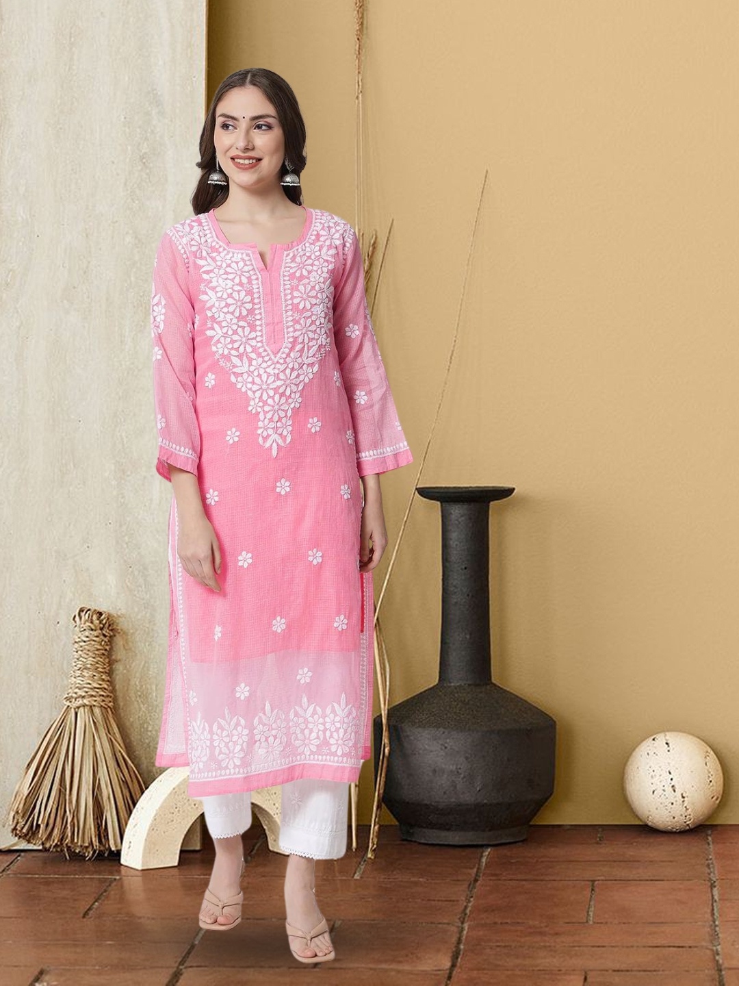 

PARAMOUNT CHIKAN Floral Embroidered Chikankari Kurta, Pink