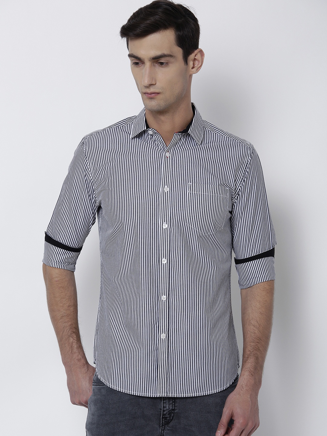 

Black coffee Men Black & White Slim Fit Striped Casual Shirt
