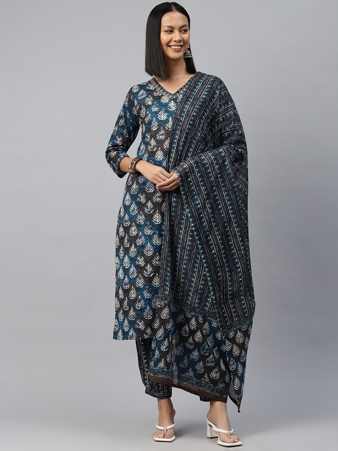 

Readiprint Fashions Ethnic Motifs Printed Thread Work Pure Cotton Kurta Set, Navy blue