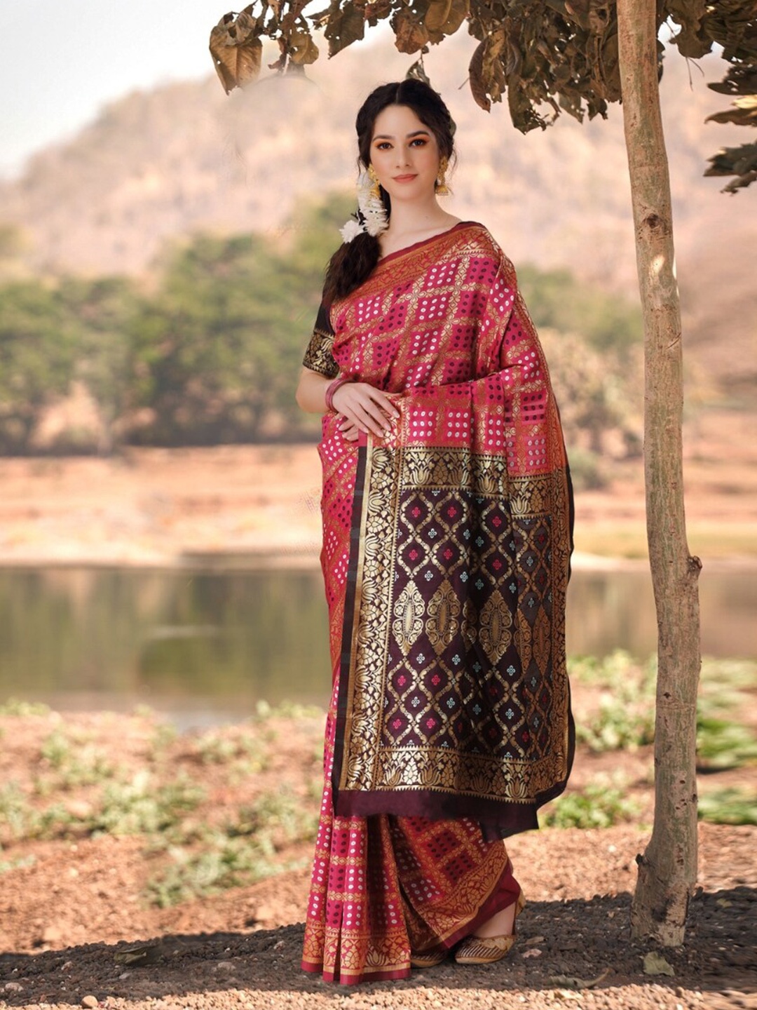 

KALINI Ethnic Motifs Printed Zari Detailed Bandhani Saree, Pink