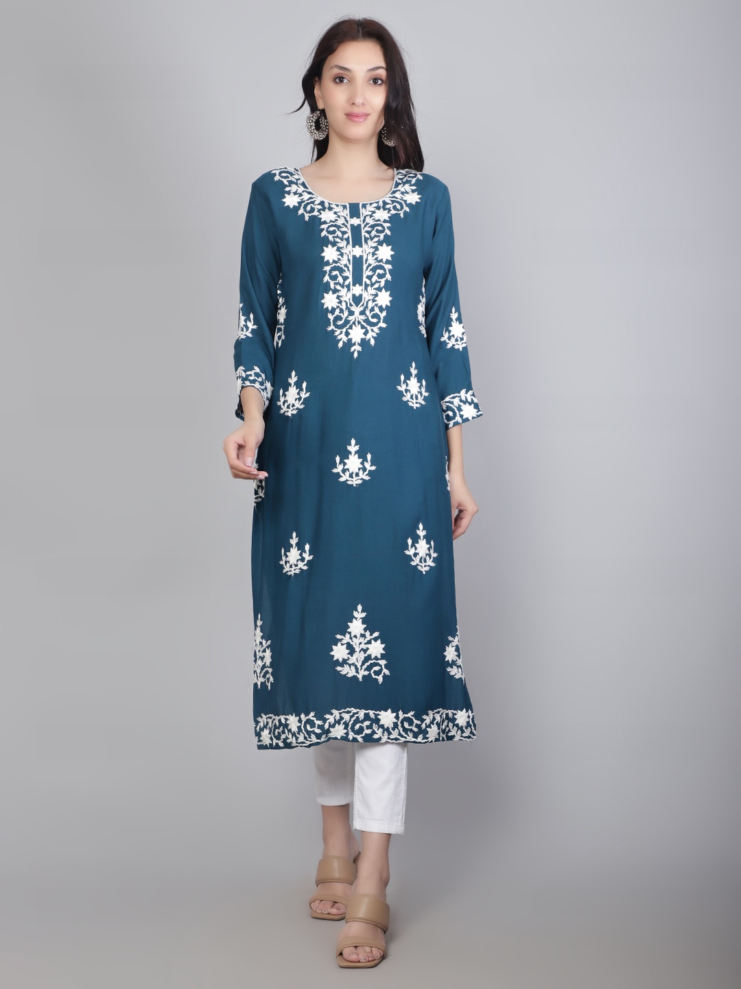

VAIRAGEE Floral Embroidered Round Neck Kurta, Teal
