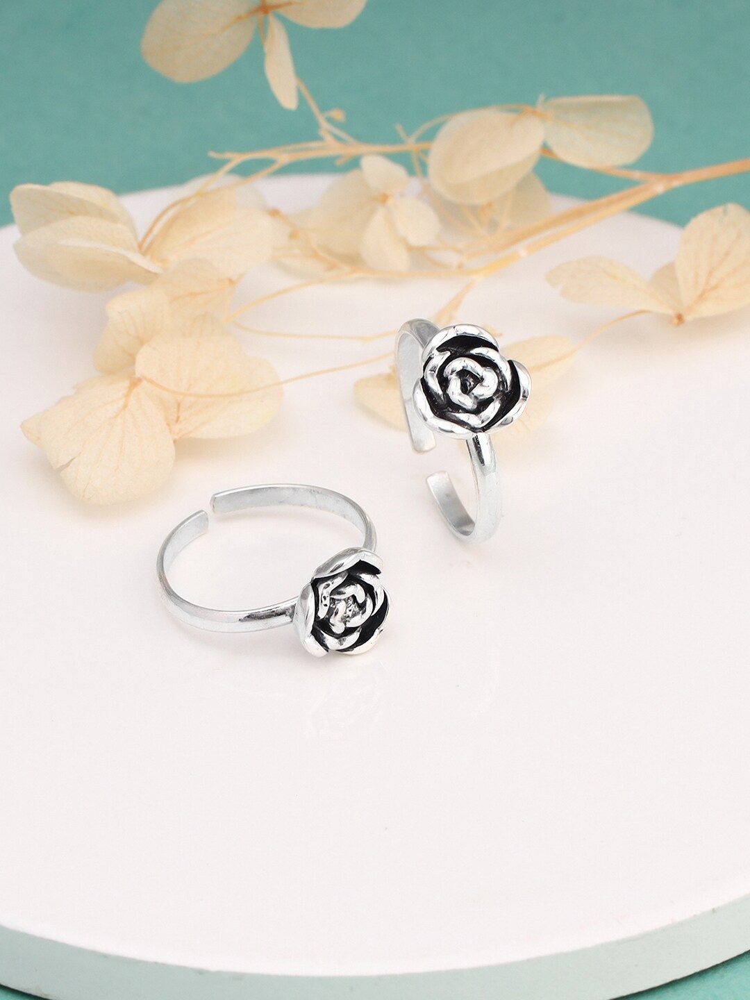 

GIVA 925 Oxidized Silver Rhodium Plated Adjustable Rose Toe Rings