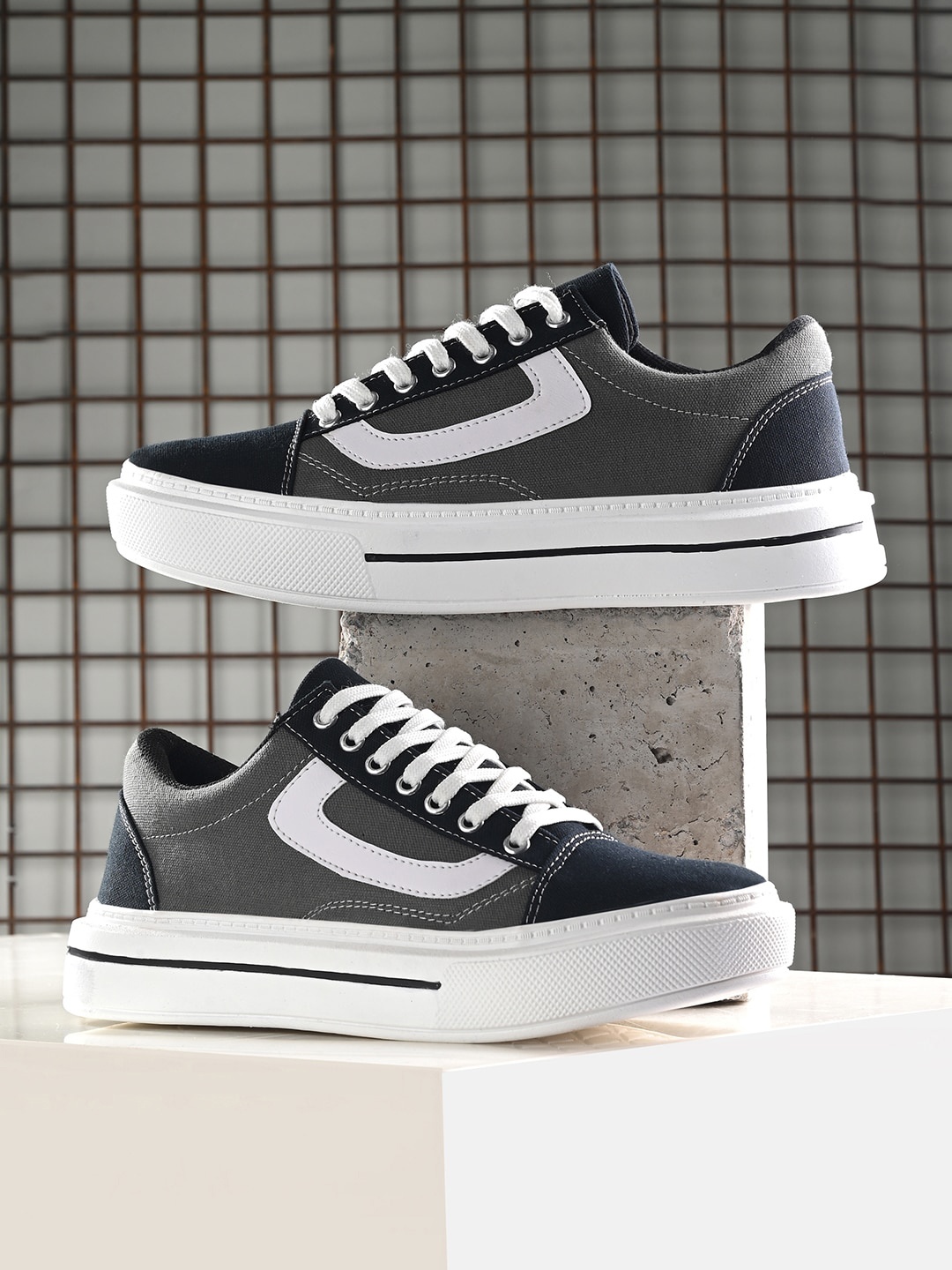 

Kook N Keech Men Black & Grey Colourblocked Canvas Sneakers