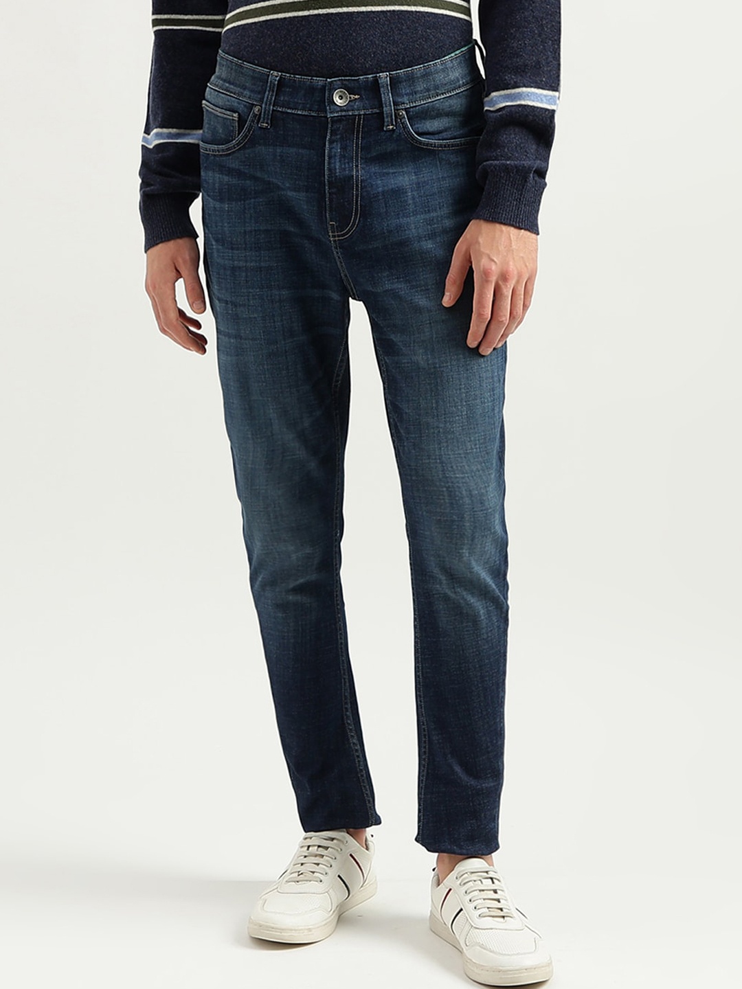 

United Colors of Benetton Men Carrot Fit Mid Rise Light Fade Jeans, Blue