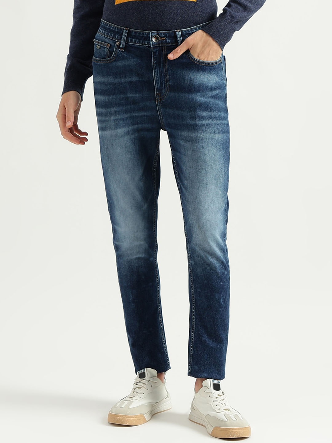 

United Colors of Benetton Men Carrot Fit Mid Rise Heavy Fade Jeans, Blue