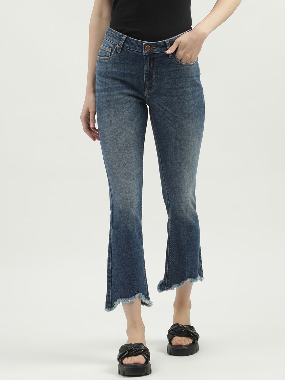 

United Colors of Benetton Women Bootcut Heavy Faded Clean Look Cropped Cotton Jeans, Blue