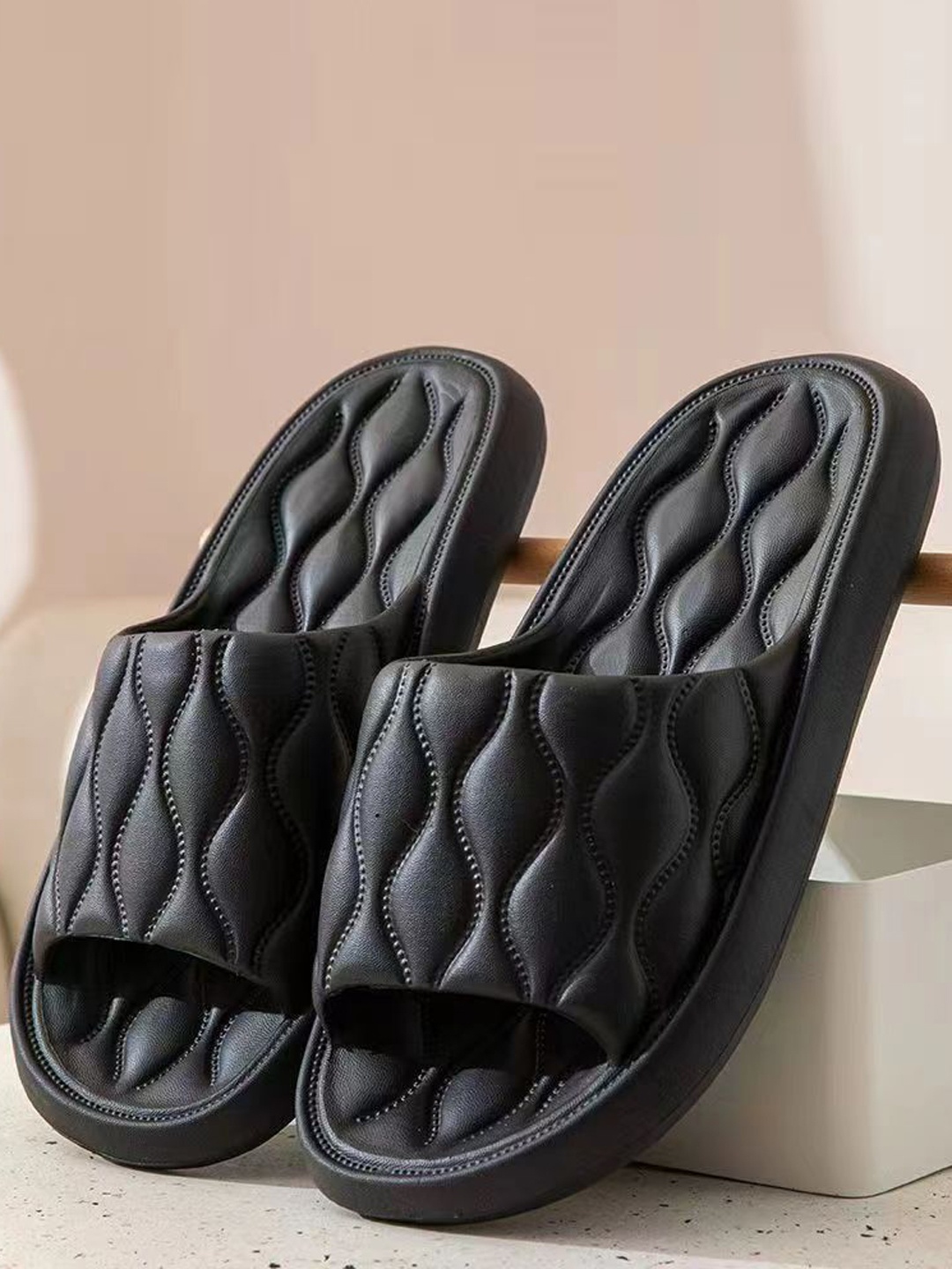 

Alexvyan Men Textured Lightweight Sliders, Black