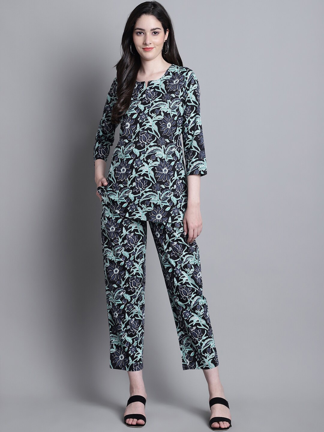 

Prakrti Black Floral Printed Pure Cotton Night suit