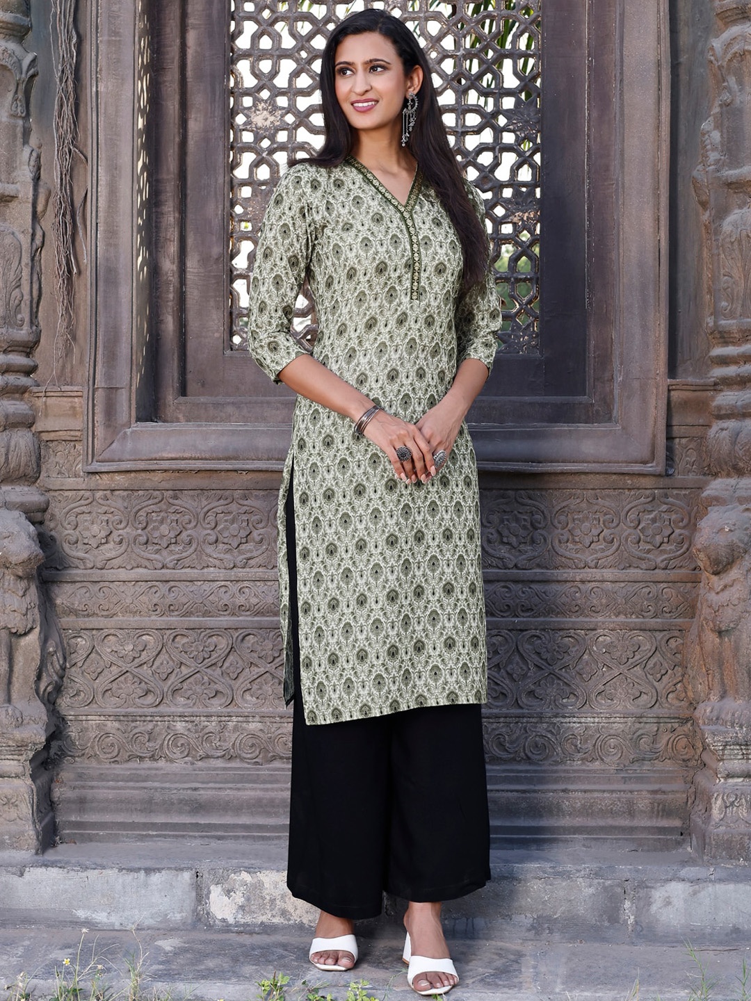 

Tikhi Imli Ethnic Motifs Printed V-Neck Straight Kurta, Olive
