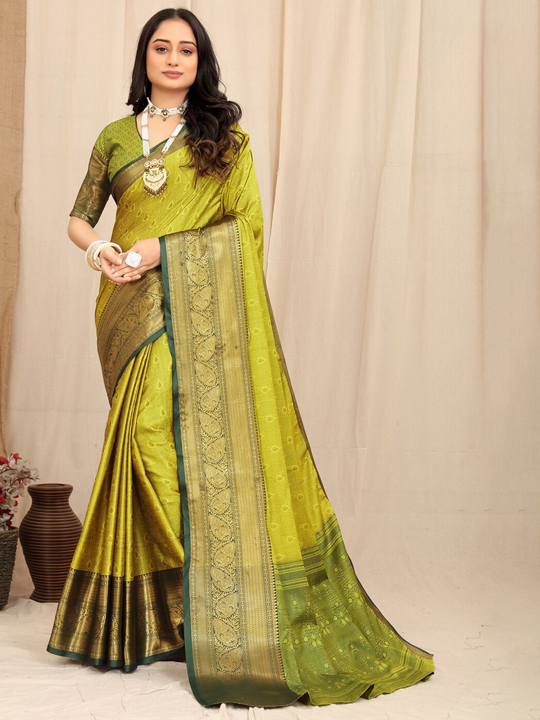 

VILLAGIUS Lime Green & Gold-Toned Woven Design Zari Silk Cotton Mysore Silk Saree