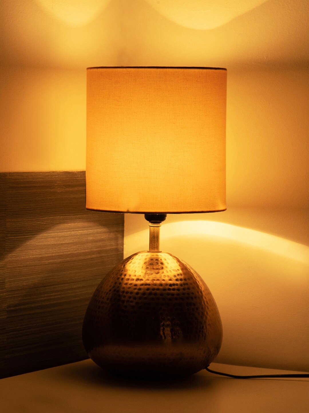 

ExclusiveLane Golden Droplet Beige Iron Table Lamp