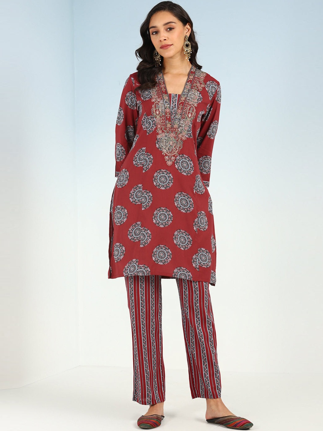 

Lakshita Ethnic Motifs Printed Sequined Kurta with Trousers, Red