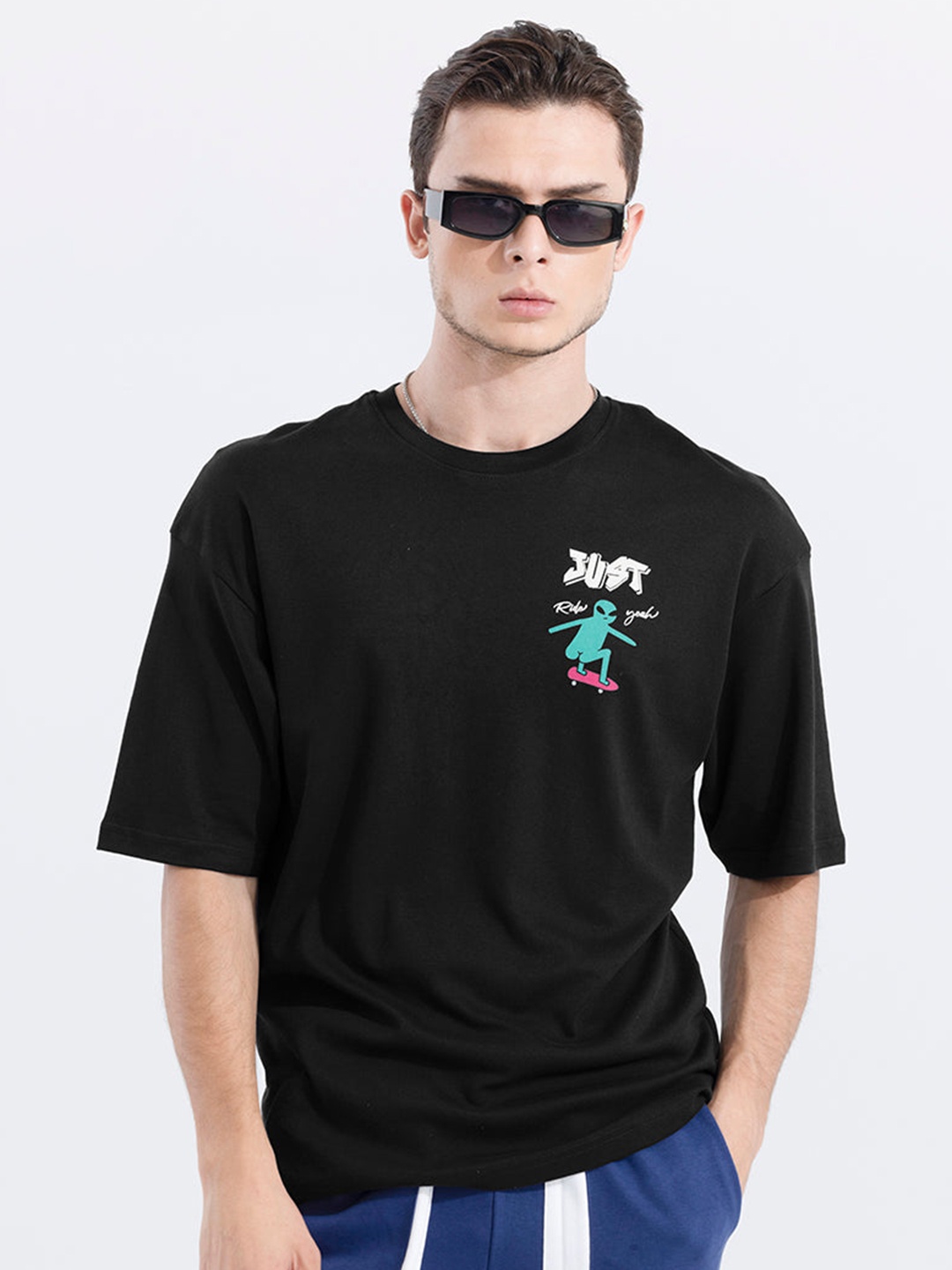 

Snitch Black Graphic Printed Drop-Shoulder Sleeves Oversized T-shirt