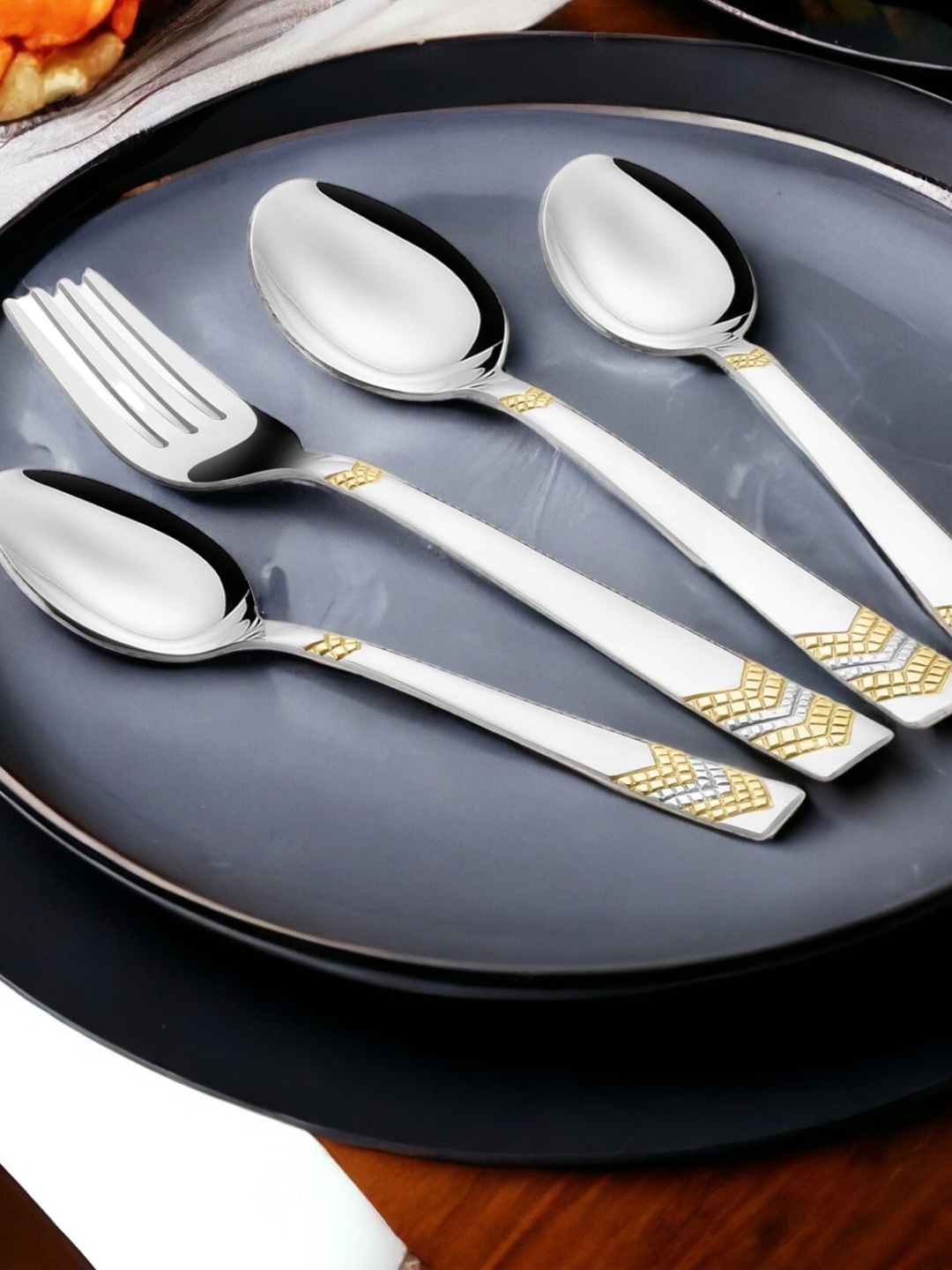 

FNS Raga 4-Pcs Silver-Toned 24KT Gold-Plated Stainless Steel Dual-Toned Cutlery Set