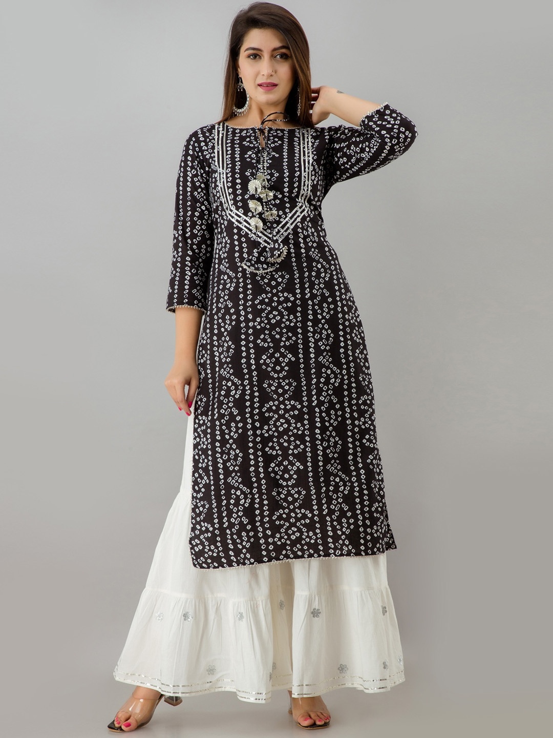 

SVARCHI Bandhani Printed Gotta Patti Straight Kurta, Black