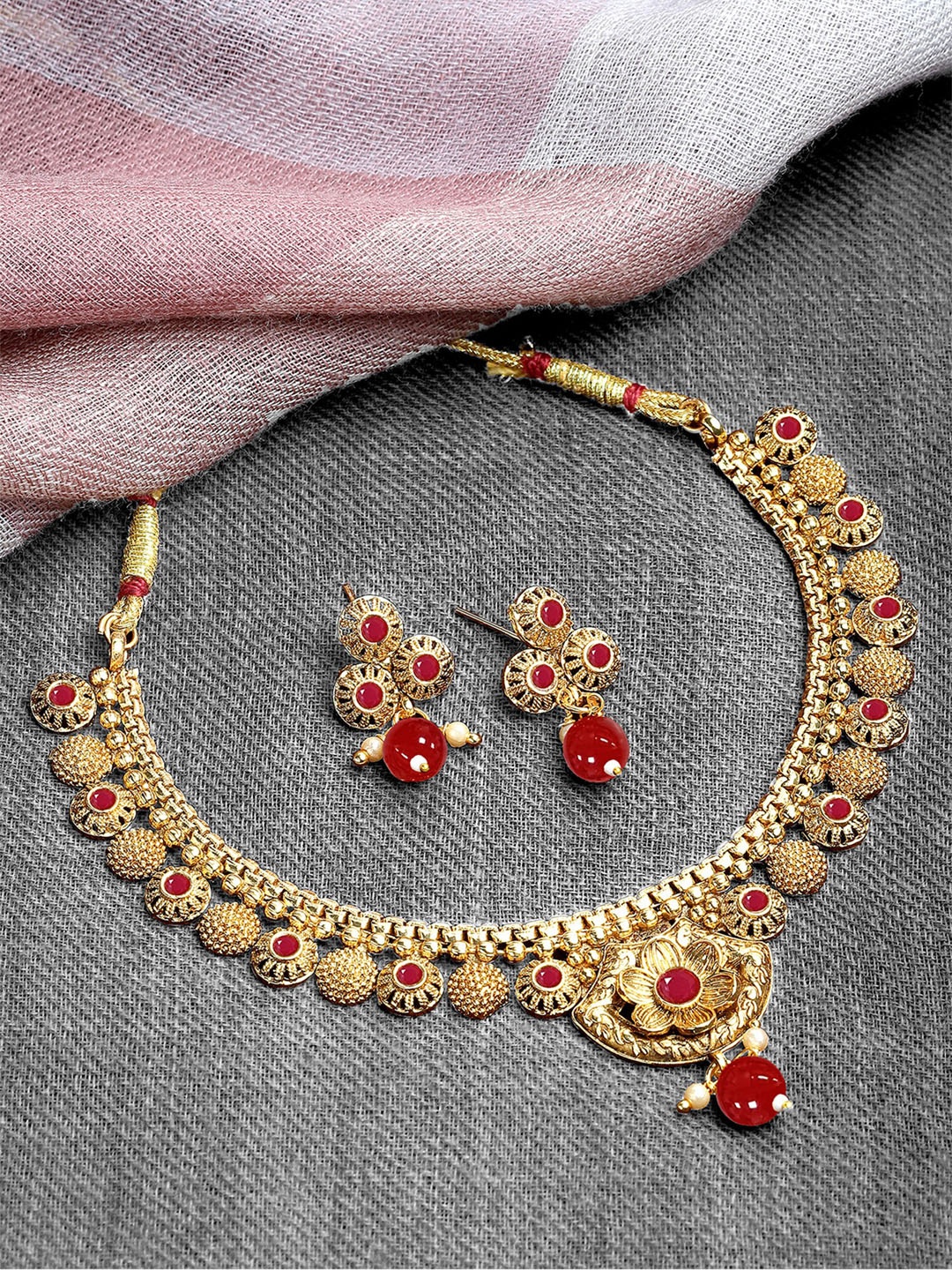 

KARATCART Gold-Plated Kundan Studded & Pearls Beaded Jewellery Set