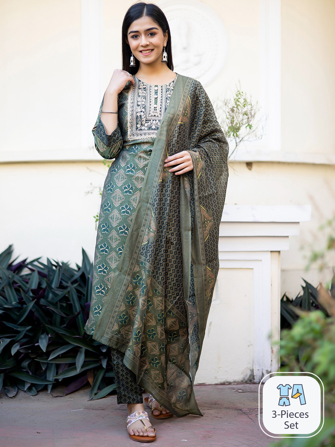 

misbis Floral Printed Thread Work Regular Straight Kurta & Pyjamas With Dupatta, Green