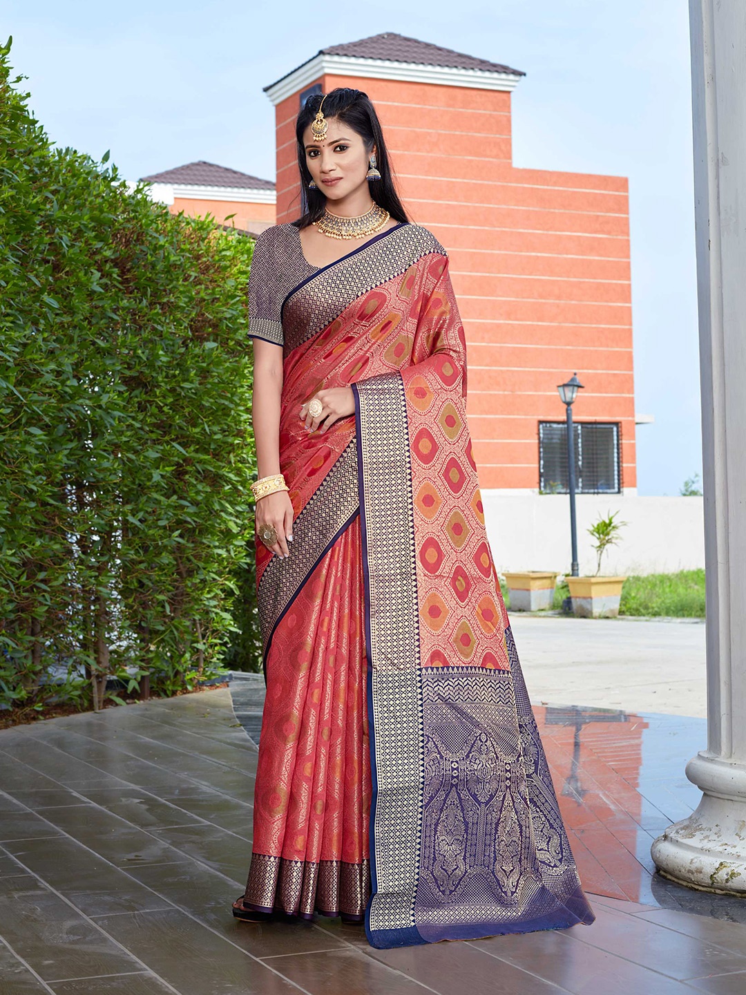 

Mitera Woven Design Zari Banarasi Saree, Peach