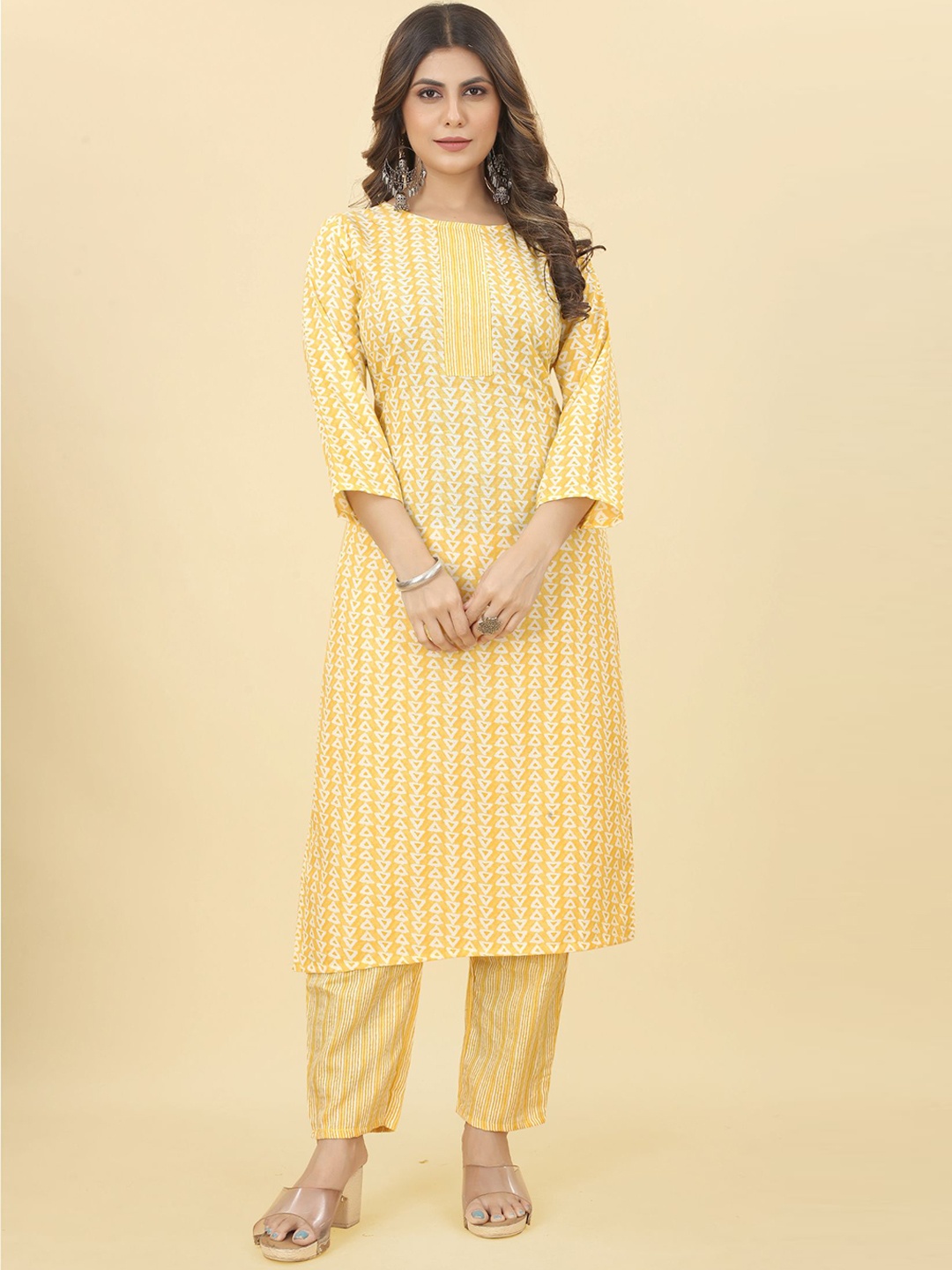 

Bridha Geometric Printed Straight Kurta With Trousers, Yellow