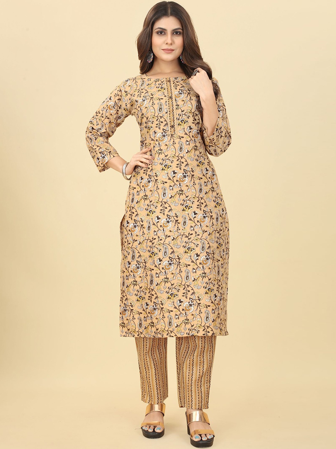 

Bridha Floral Printed Straight Kurta With Trousers, Brown