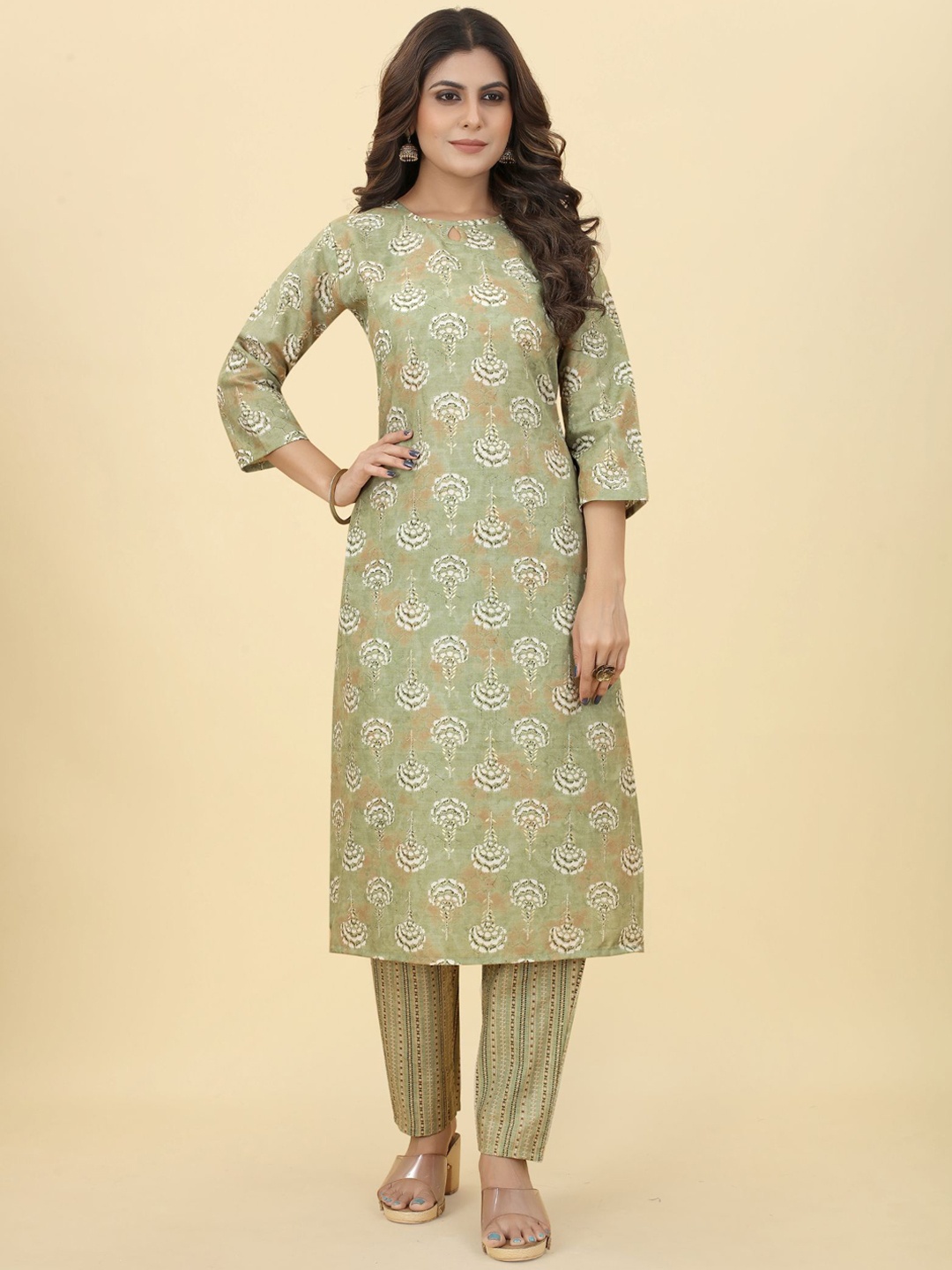 

Bridha Floral Printed Keyhole Straight Kurta With Trousers, Green