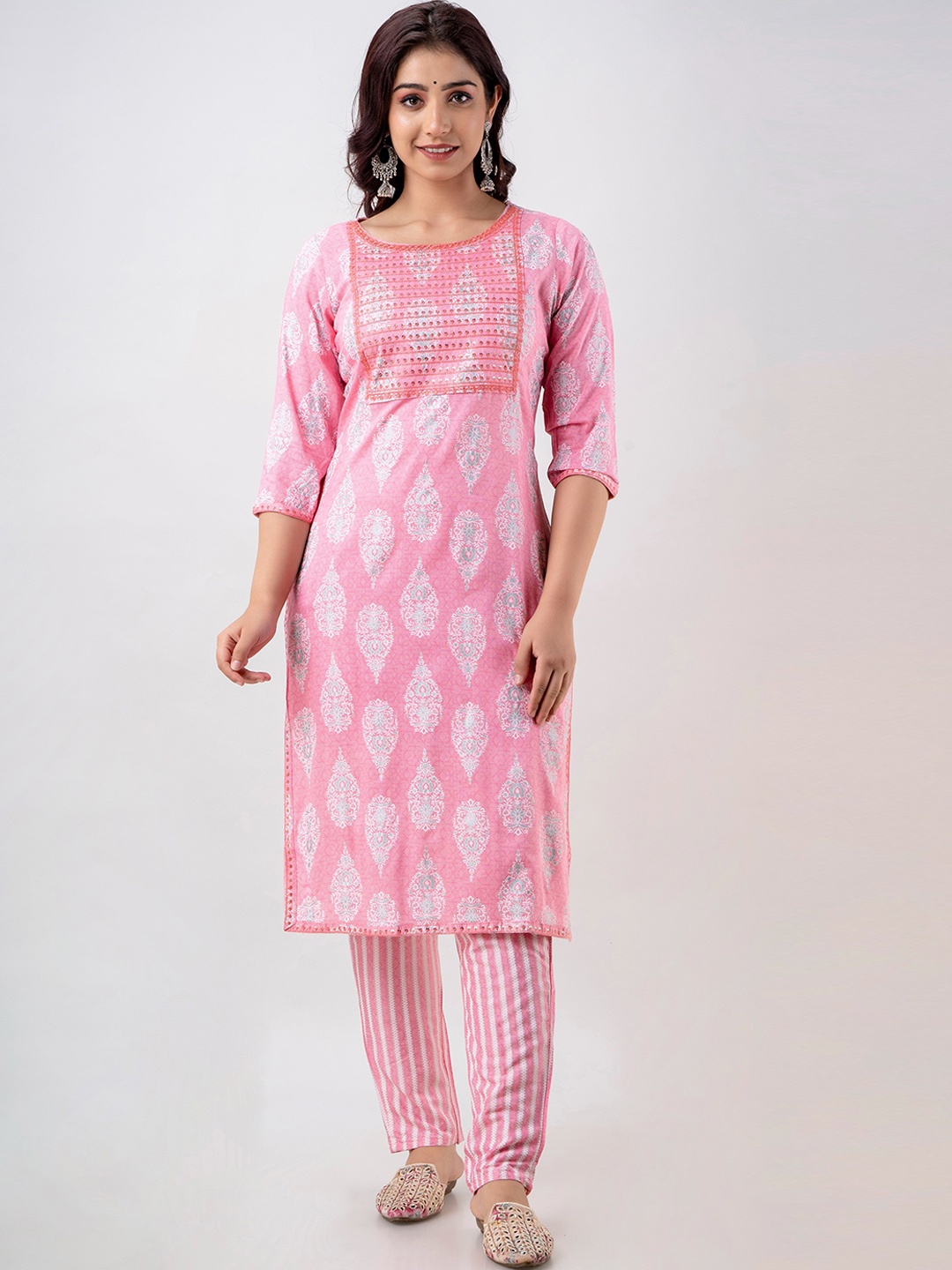 

CELEBRAVO Ethnic Motifs Printed Straight Kurta With Trousers, Pink