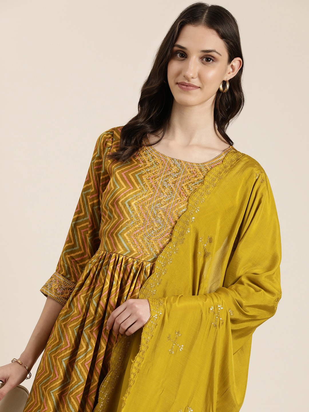 

SHOWOFF Chevron Printed High Slit Sequinned Kurta With Trousers & Dupatta, Lime green