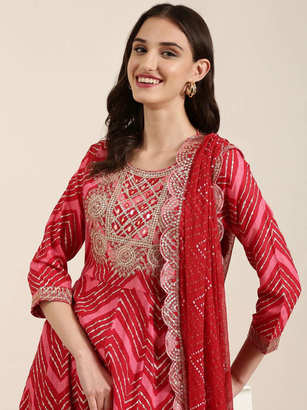 

SHOWOFF Chevron Printed Empire Thread Work Kurta With Trousers & Dupatta, Red