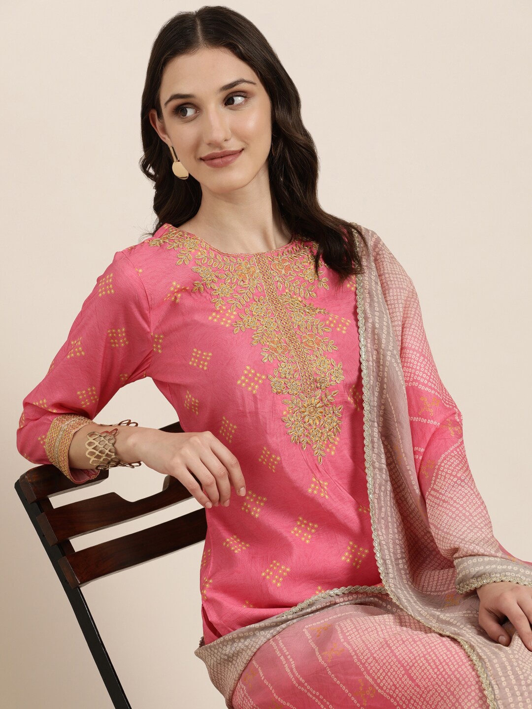 

SHOWOFF Bandhani Printed Regular Thread Work Kurta With Trousers & Dupatta, Pink