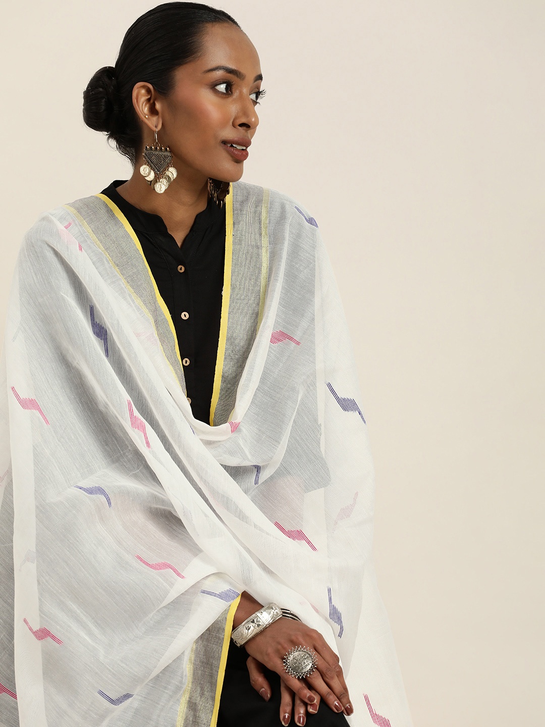 

Taavi Woven Design Dupatta, White