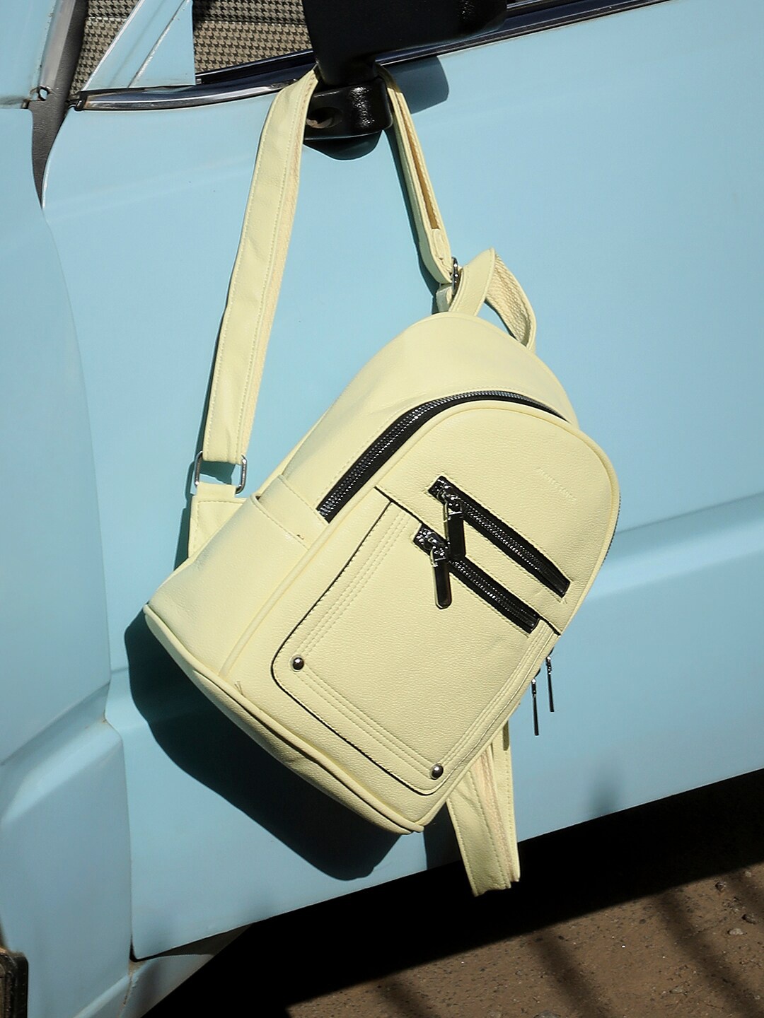 

HAUTE SAUCE by Campus Sutra Non-Padded Medium Backpack, Yellow