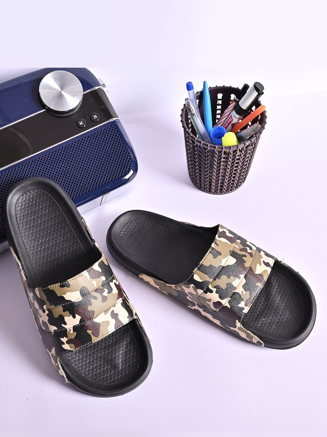 

PERY PAO Men Printed Sliders, Black