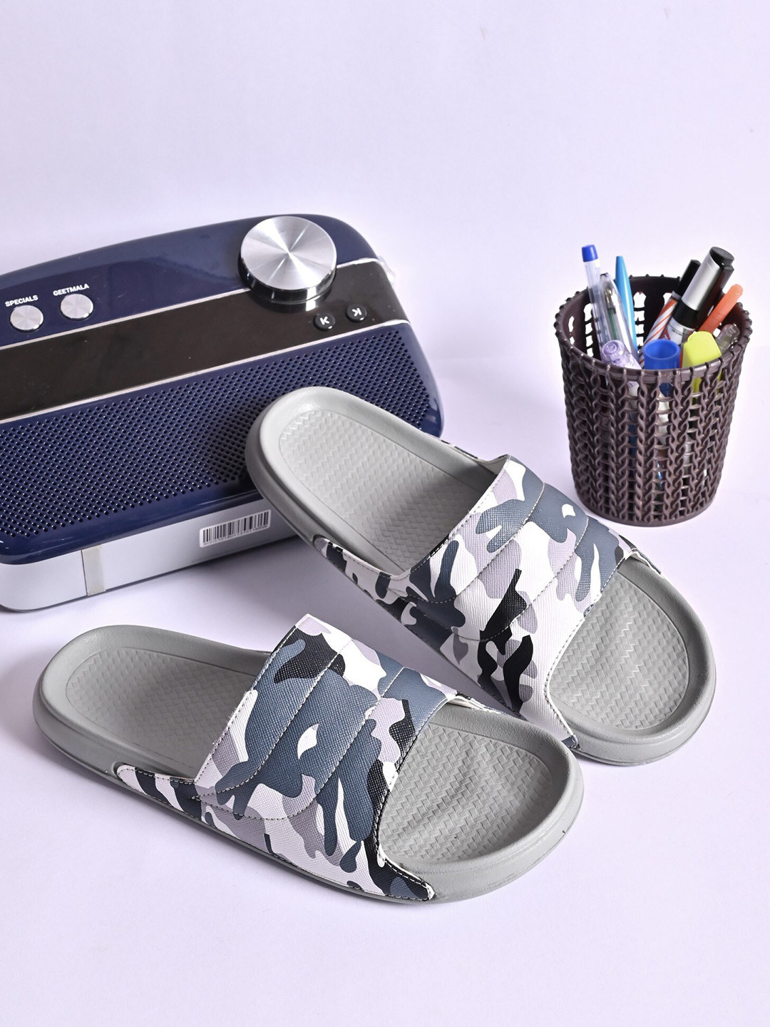 

PERY PAO Men Printed Sliders, Grey
