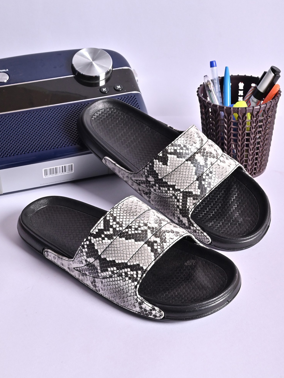 

PERY PAO Men Printed Sliders, Black