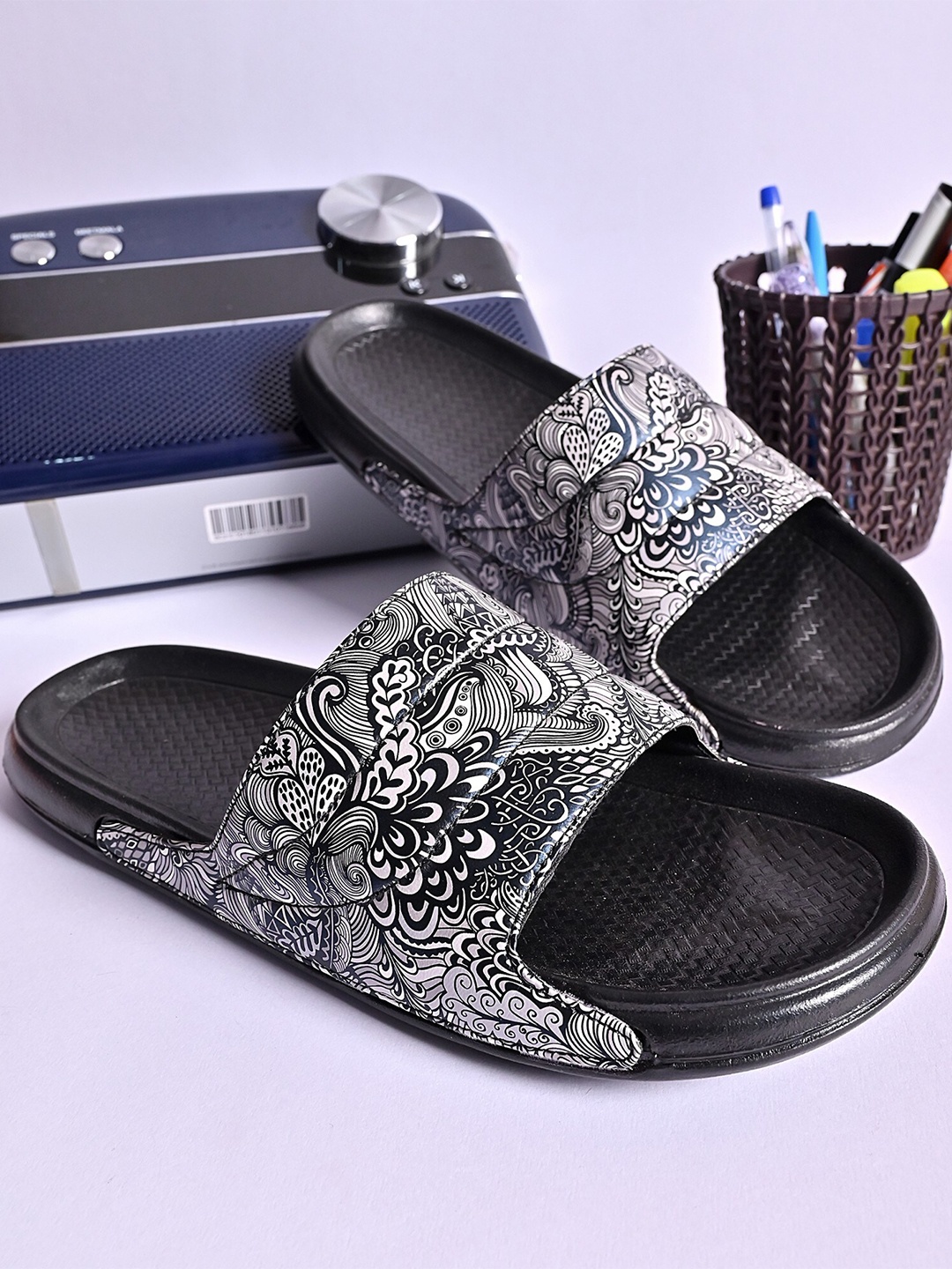 

PERY PAO Men Printed Sliders, Black