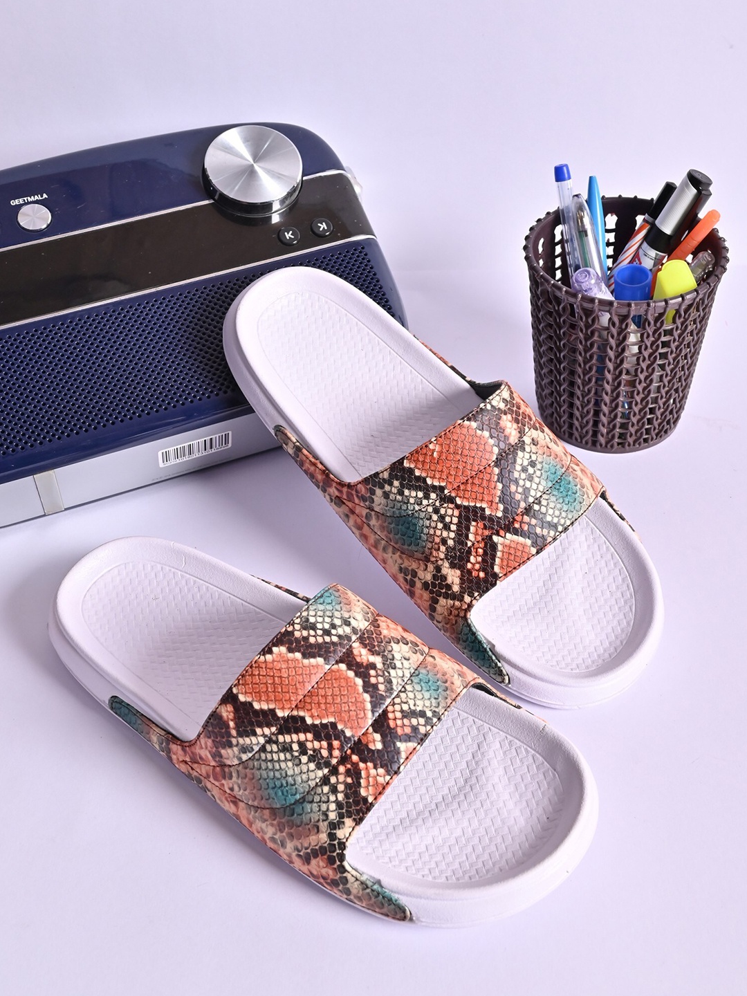 

PERY PAO Men Printed Sliders, White