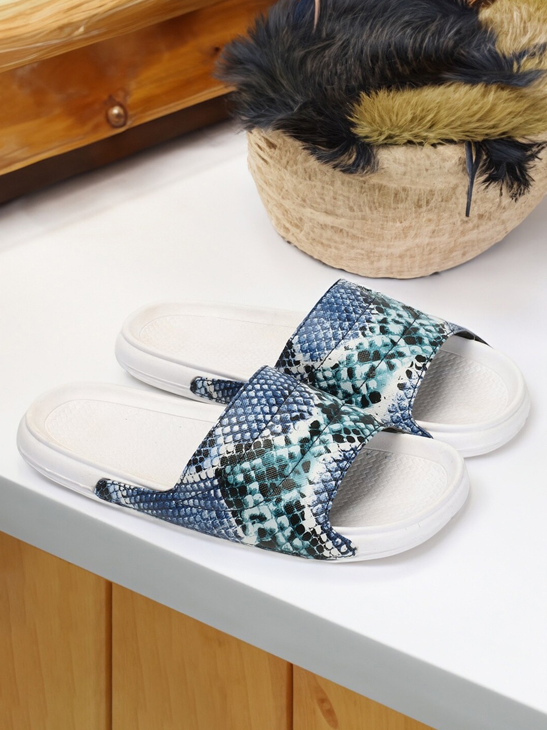 

PERY PAO Men Printed Sliders, White