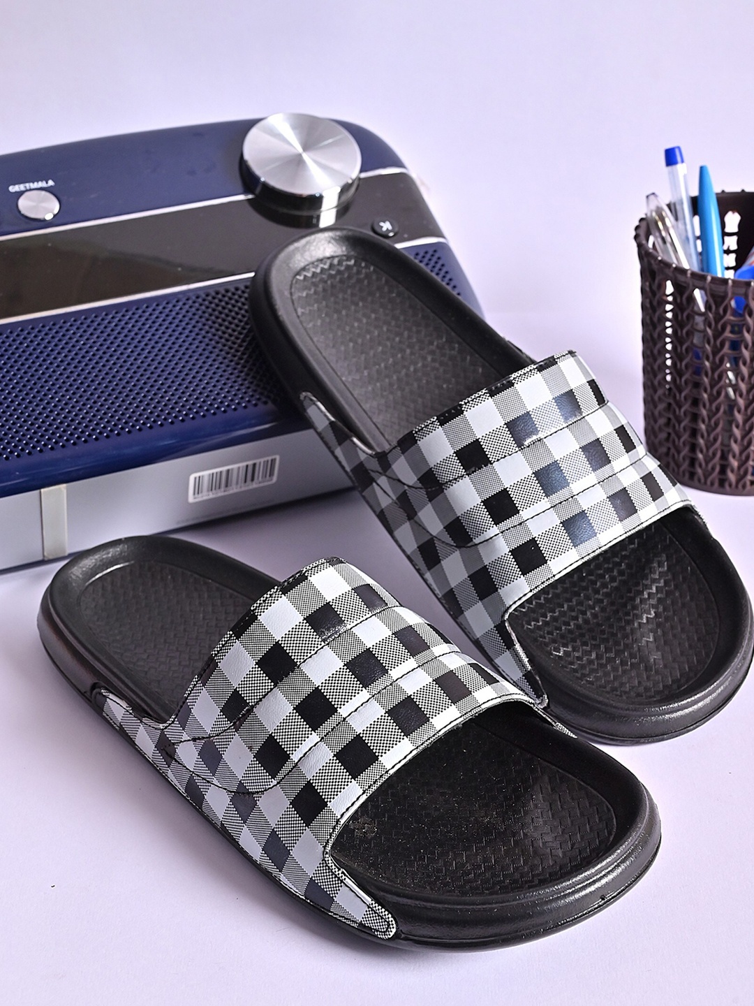

PERY PAO Men Checked Sliders, Black