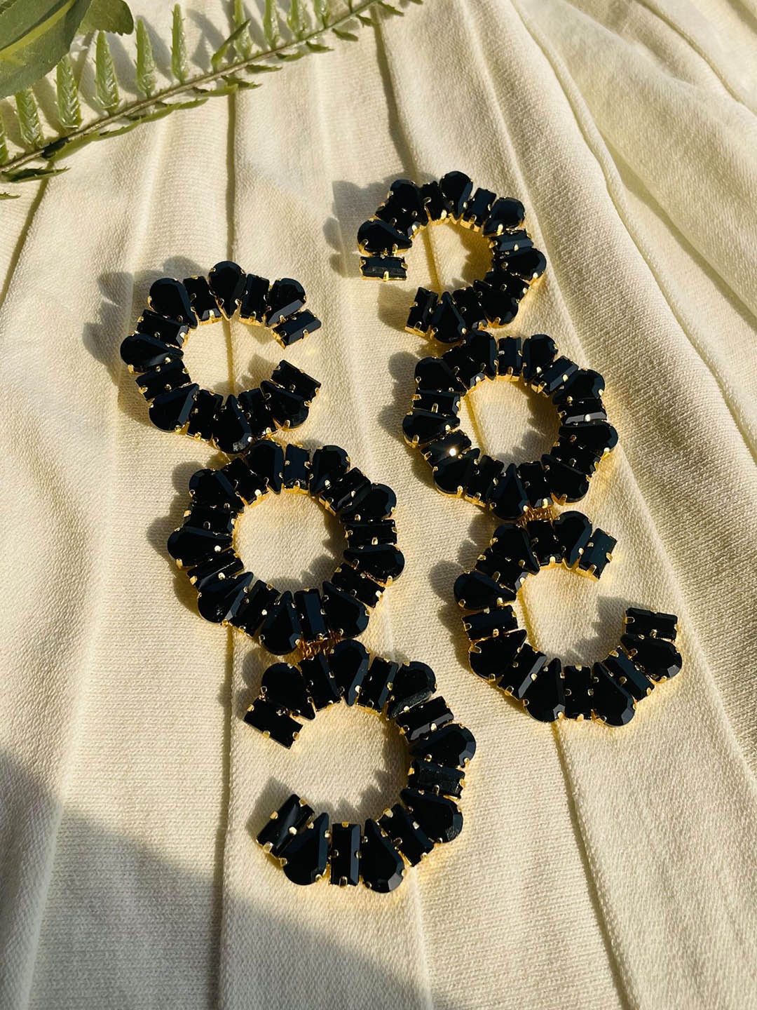 

ISHKAARA Circular Drop Earrings, Black