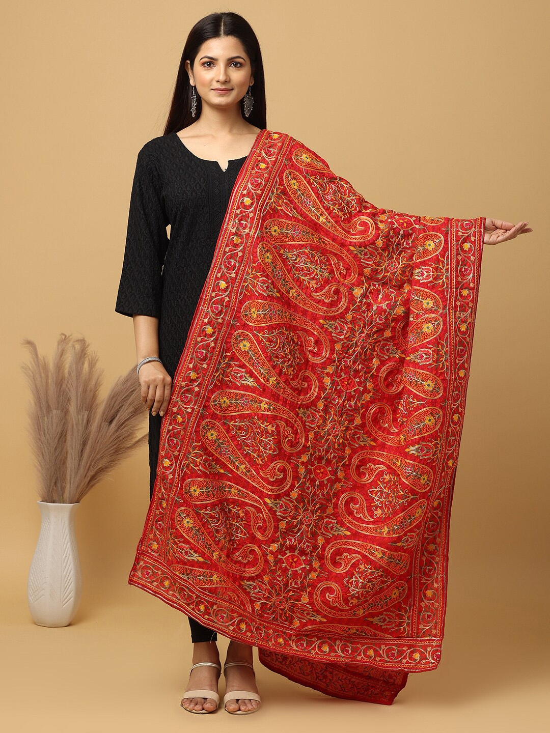

VASTRANAND Ethnic Motifs Embroidered Dupatta With Kashmiri Thread Work, Red